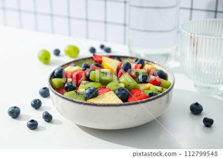 Tasty and healthy nutrition concept - fruit salad 112799548