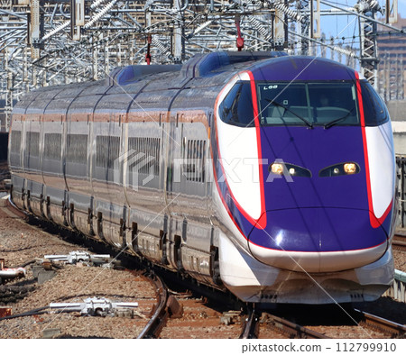 東北新幹線行駛的山形新幹線E3系7節車廂列車（因晚點而單次運行） 112799910
