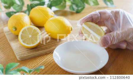 Squeezing a lemon/lemon juice image 112800640