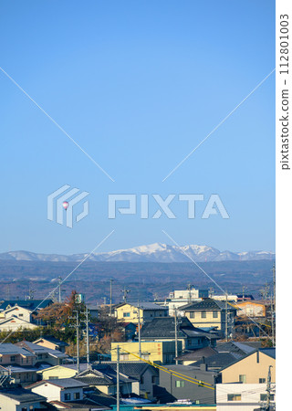 Saku City skyline, balloons and snowy mountains [Photo taken from Funaga Inari Shrine] 112801003