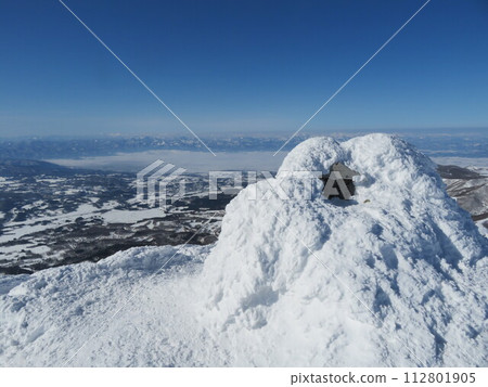隆冬的磐梯山(山頂的神社被白霜覆蓋) 隆冬的磐梯山(山頂的神社被白霜覆蓋) 112801905