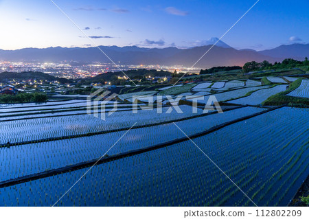 [Yamanashi Prefecture] Mt. Fuji and terraced rice fields at dawn/early summer in Japan's original scenery [Nakano Rice Terraces] 112802209