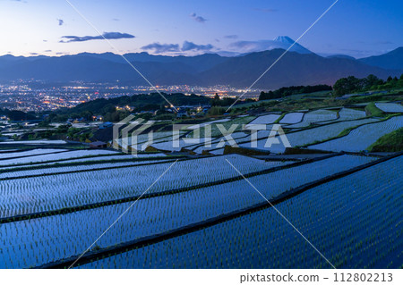 [Yamanashi Prefecture] Mt. Fuji and terraced rice fields at dawn/early summer in Japan's original scenery [Nakano Rice Terraces] 112802213