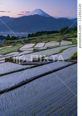 [山梨縣]日本原始風景中的富士山和黎明/初夏的梯田[中野梯田] 112802226