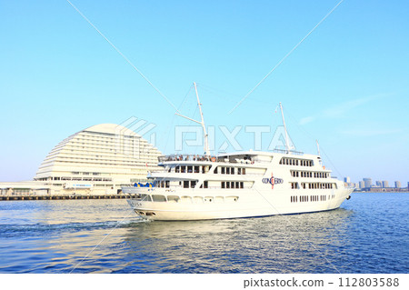 Kobe City, Hyogo Prefecture, resort hotel and sightseeing boat scenery 112803588