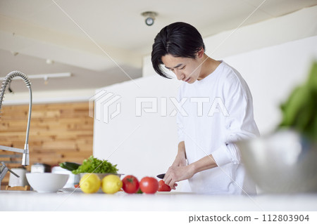 日本年輕男子在廚房做飯 112803904