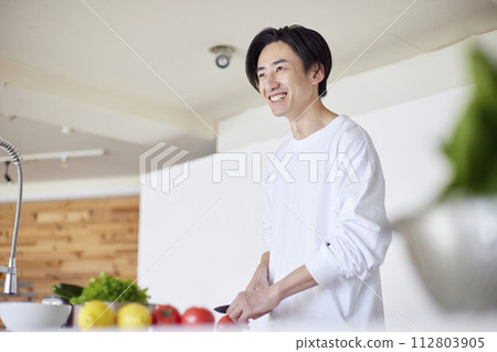 日本年輕男子在廚房做飯 日本年輕男子在廚房做飯 112803905