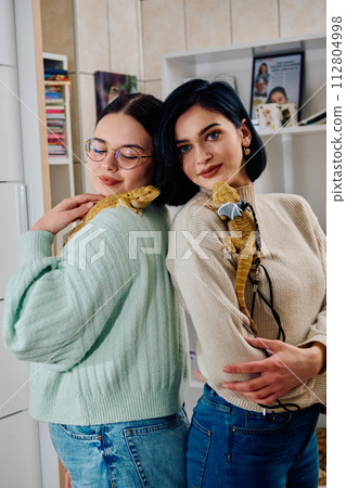 Sisters and Their Bearded Dragon: A Family Portrait 112804998