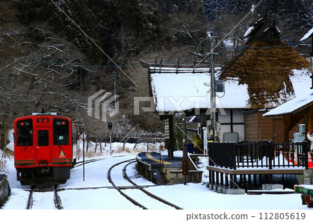 Frozen railway to Aizuwakamatsu Aizu Railway Onogami Onsen Station 112805619