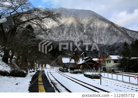 前往會津若鬆的冰凍鐵路 會津鐵道小野神溫泉站 112805732