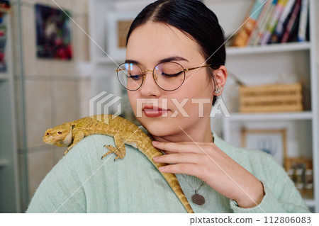 Beautiful Woman Posing with Her Adorable Bearded Dragon Pets 112806083