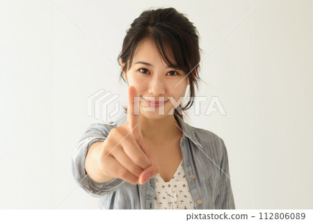 一位年輕女子伸出食指擺姿勢 112806089