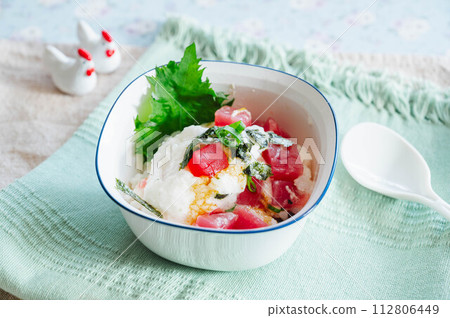 Tuna bowl topped with sauce Tuna bowl topped with sauce 112806449