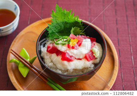 Tuna's mountain covered rice bowl Tuna's mountain covered rice bowl 112806482