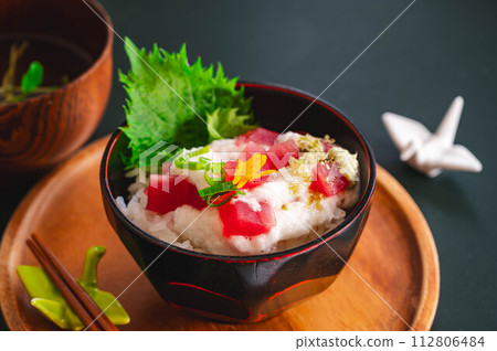 Tuna's mountain covered rice bowl Tuna's mountain covered rice bowl 112806484