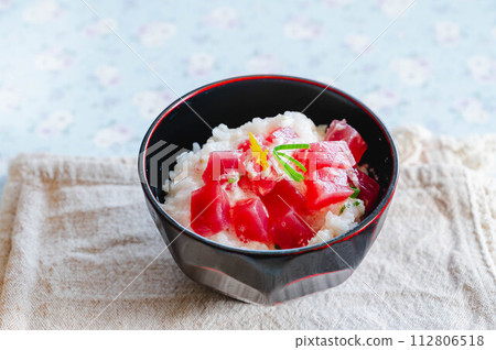 Tuna's mountain covered rice bowl Tuna's mountain covered rice bowl 112806518