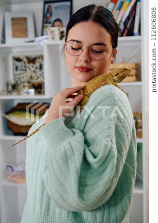 Beautiful Woman Posing with Her Adorable Bearded Dragon Pets 112806808