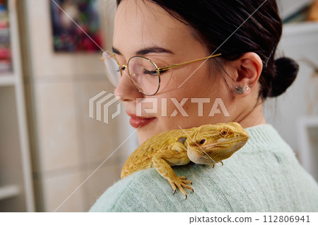 Beautiful Woman Posing with Her Adorable Bearded Dragon Pets 112806941