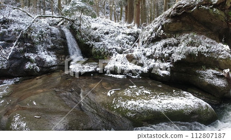 新發田市荒川縣龍峽的雪景 112807187