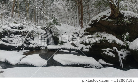 新發田市荒川縣龍峽的雪景 新發田市荒川縣龍峽的雪景 112807192