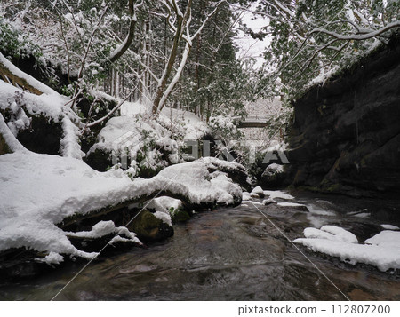 新發田市荒川縣龍峽的雪景 112807200