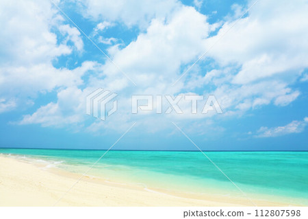 沖繩夏日的藍天和池間島的大海 112807598