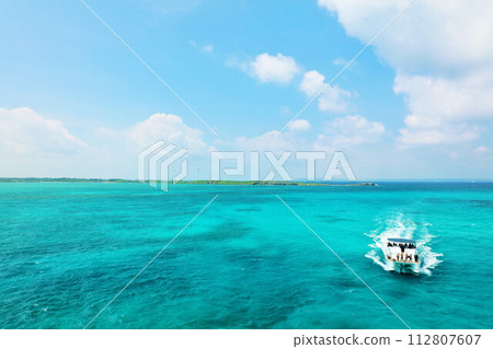 沖繩宮古島 夏日藍天與大海 112807607