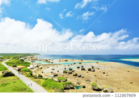 沖繩、宮古島、東平安名崎的藍天大海 112807609