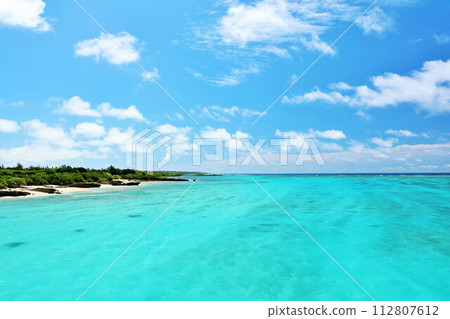 沖繩宮古島 夏日藍天與大海 112807612