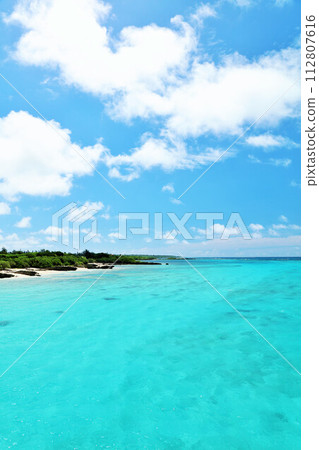 沖繩宮古島 夏日藍天與大海 112807616