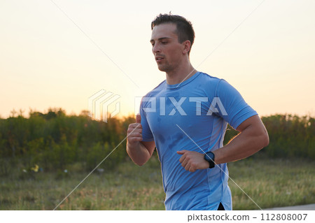 A dedicated marathon runner pushes himself to the limit in training. 112808007