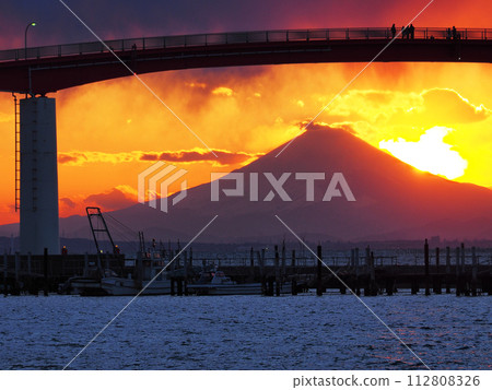 Sunset over Fuji (Kisarazu City) 112808326