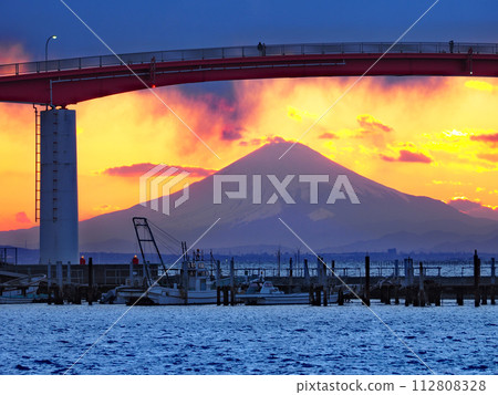 Sunset over Fuji (Kisarazu City) Sunset over Fuji (Kisarazu City) 112808328