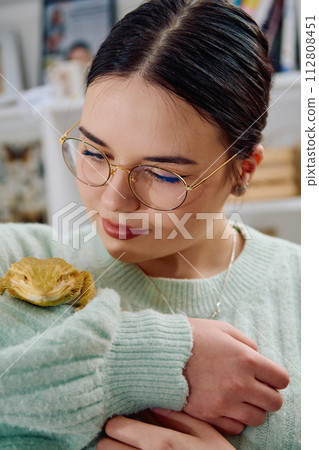 Beautiful Woman Posing with Her Adorable Bearded Dragon Pets 112808451