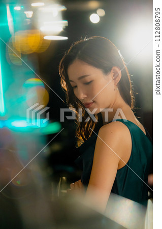 夫妻喝香檳 112808795