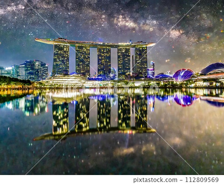 濱海灣金沙倒映在水中 112809569