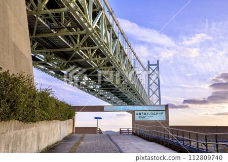 神戶市、明石海峽大橋及淡路島黃昏 神戶市、明石海峽大橋及淡路島黃昏 112809740