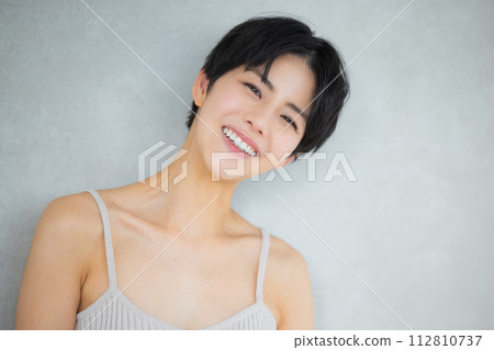 短髮的年輕女子 短髮的年輕女子 112810737
