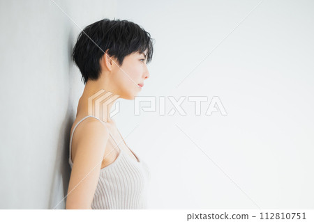 短髮的年輕女子 112810751