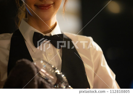 bartender woman bartender woman 112810805