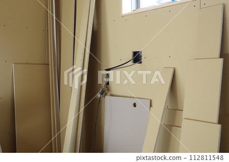 Plasterboard placed in a house being renovated 112811548