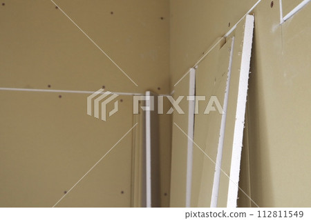 Plasterboard placed in a house being renovated 112811549