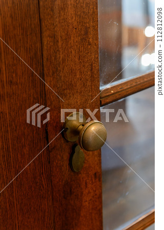 復古木門和黃銅門把手 112812098