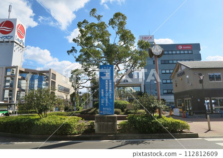 Blue sky in front of Keisei Usui Station, Chiba 112812609