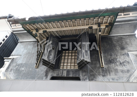 堅固的雙懸窗門，以藏式風格建造，位於岩手縣奧州市江差市的藏町購物中心 112812628