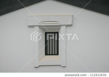 倉庫風格的沒有門的帶燈窗戶 112812630