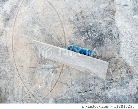 The old mortar trowel in the large bucket. 112813283