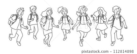A group of children are running in a line 112814898