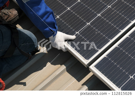 Engineers install solae cell on the roof of factory Engineers install solae cell on the roof of factory 112815026