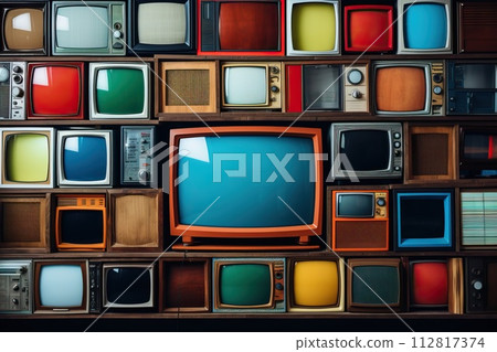 Retro TV set on wooden shelf in the store, vintage style 112817374